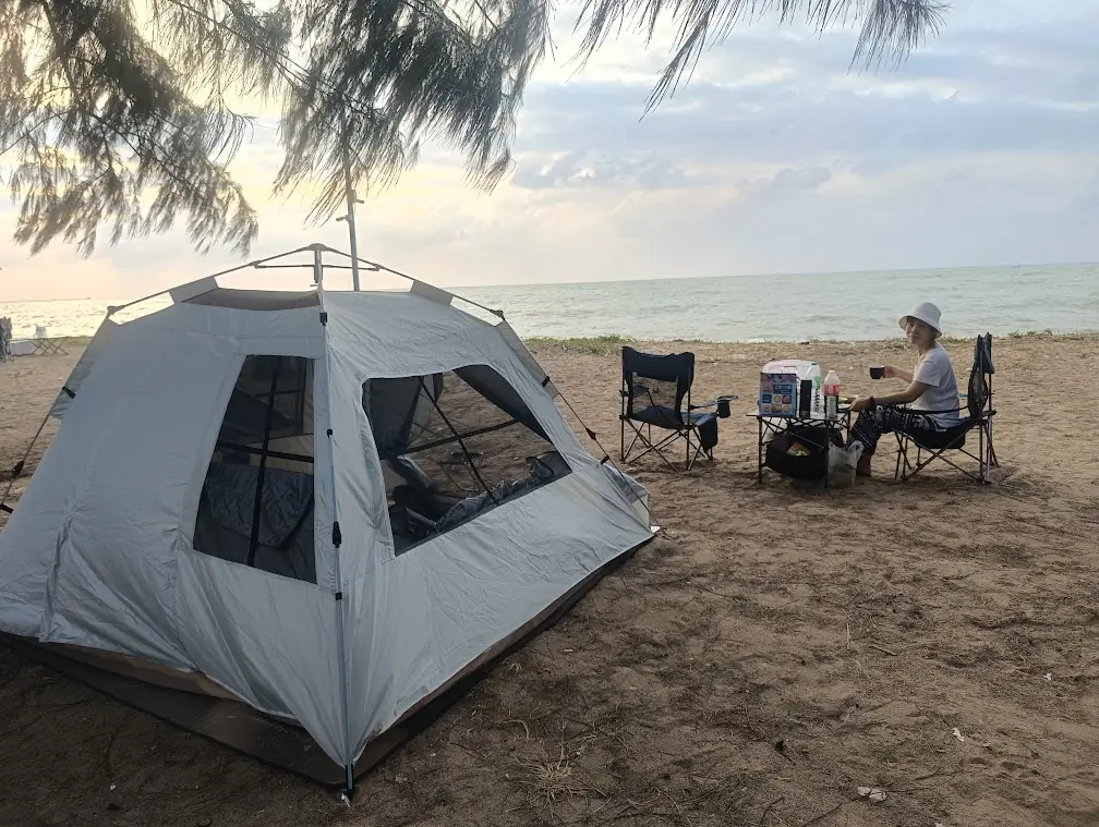 排爆队海滩营地的营地资料照片