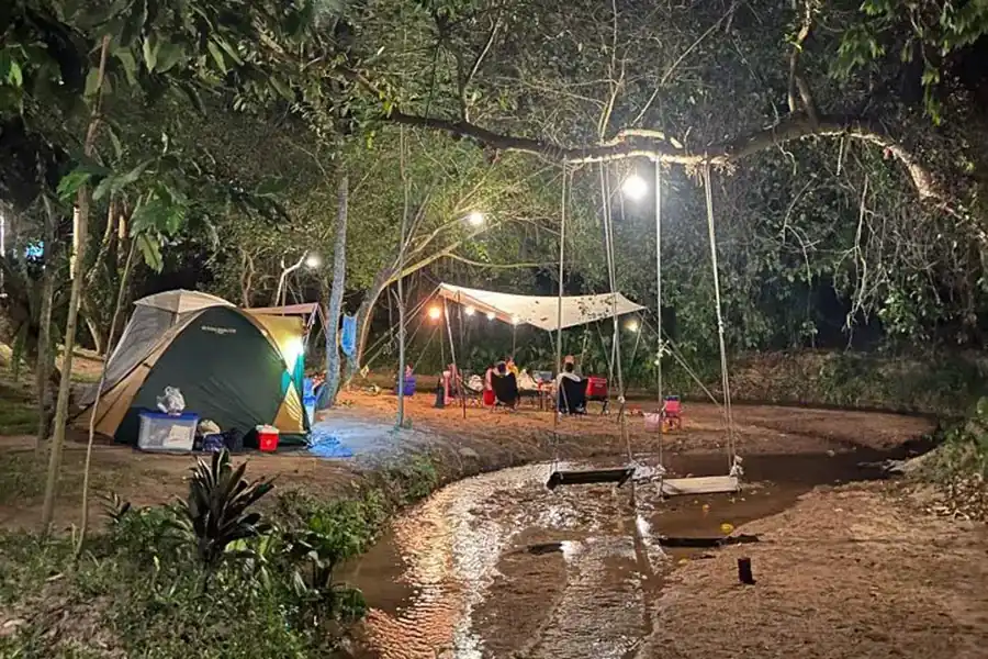 巴荣塔赛溪畔营地的营地资料照片